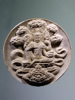 รหัสสินค้า จตุคามรามเทพ 930 หลวงปู่ทวด - พระเทวราชโพธิสัตว์จตุคามรามเทพ รุ่นมหาปาฏิหาริย์ สามนคร มั่งมีสุข กดพิมพ์ นำฤกษ์ 27 สิงหาคม ปี 2550 เนื้อว่านขาว