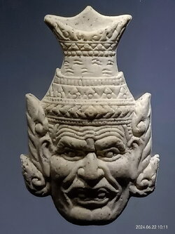 รหัสสินค้า พระเนื้อดิน เนื้อผง เนื้อว่าน 029 เศียรพ่อแก่ฤาษีบรมครู หลวงพ่อเปิ่น วัดบางพระ ไม่ทราบปีที่สร้างขนาดเมื่อเทียบกับเหรียญบาท