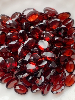 โกเมนไข่ 6X4 มม. 5 กะรัต