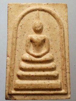 รหัสสินค้า พระไม่ทราบที่ 131 พระสมเด็จเนื้อผง หลังตราสัญลักษณ์กาญจนาภิเษก ที่ระลึกในหลวงรัชกาลที่ 9 ครองราชย์ครบ 50 ปี ไม่ทราบวัดที่สร้าง พระรายการนี้ให้เช่าบูชาแล้ว