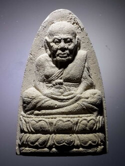 รหัสสินค้า หลวงปู่ทวด วัดต่างๆ 356 หลวงปู่ทวดเนื้อผง สร้างปี 2545 ด้านหลังมีชื่อย่อวัด ว.ล.ภ.