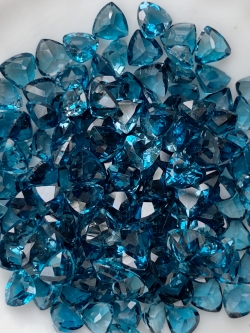 ลอนดอนบลูโทปาสสามเหลี่ยม 4 มม. 5 กะรัต