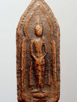 รหัสสินค้า พระไม่ทราบที่ 123 พระเนื้อดินพิมพ์ยืน ปางถวายเนตร (พระประจำวันอาทิตย์) อาจจะเป็นพระกรุ ไม่ทราบที่ พระมีรอยกระเทาะบิ่นมุมบน ทางด้านหลัง พิจารณาก่อนเช่าบูชานะครับ พระรายการนี้ให้เช่าบูชาแล้ว