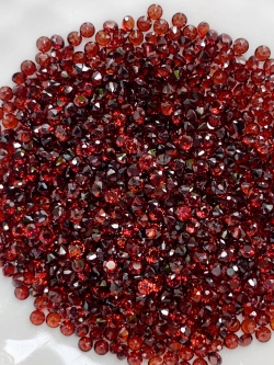 Red garnet โกเมนกลม 1.5 มม. 5 กะรัต