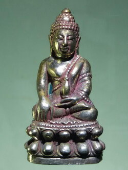 รหัสสินค้า พระมีกล่อง 188 พระกริ่ง หลังตัวนะ พิมพ์กลาง เนื้อโลหะผสม วัดสุทัศน์เทพวราราม กรุงเทพฯ สร้างปี 2536 พระสวยกล่องเดิม กริ่งเขย่าดังกังวาน ดีครับ