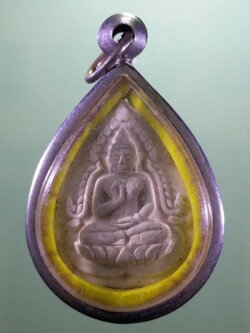 Antig FB 12167 พระพุทธเนื้อผงหยดน้ำ ปางประทานพรฐานบัว หลวงพ่อเกษม เขมโก สำนักสุสานไตรลักษณ์ จังหวัดลำปาง สร้างปี 2536 มาพร้อมตลับสแตนเลส แขวนบูชาได้ทันทีเมื่อรับของ