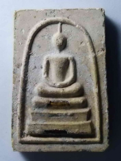 รหัสสินค้า พระสมเด็จ วัดต่างๆ 297 พระสมเด็จเนื้อผงฝังตะกรุดสามกษัตริย์ หลวงพ่อคูณ วัดบ้านไร่ จังหวัดนครราชสีมา สร้างปี 2537