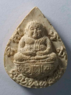 รหัสสินค้า นครราชสีมา 102 พระสังกัจจายน์เนื้อผง ฝังตะกรุด หลวงพ่อคูณ วัดบ้านไร่ รุ่นเสาร์ 5 คูณพันล้าน ปี 2537 พระรายการนี้ให้เช่าบูชาแล้ว