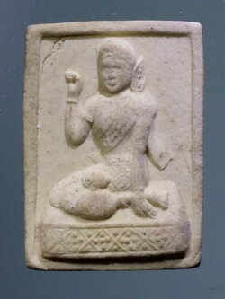 รหัสสินค้า พระไม่ทราบที่ 477 แม่นางกวักเนื้อผง หลังยันต์ ตาราง อักขระขอมล้านนา ไม่ทราบที่