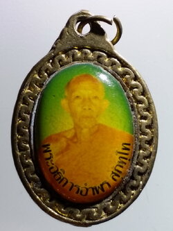 รหัสสินค้า เครื่องราง ล็อกเก็ต ภาพถ่าย 115 ล็อกเก็ตพระอธิการอำพร สุภัทโท ที่ระลึกสร้างโบสถ์ วัดคลองเม่น จังหวัดจันทบุรี รุ่นเมตตาแคล้วคลาด