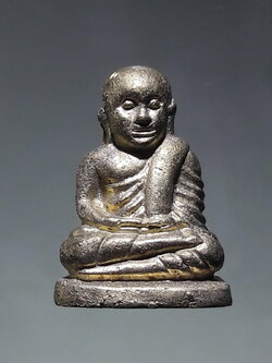 รหัสสินค้า พระมีกล่อง 253 รูปหล่อหลวงพ่อเงิน วัดบางคลาน ออกวัดวิจิตราราม จังหวัดพิจิตร สร้างปี 2558 รุ่นเศรษฐีใหม่ ตอกโค๊ตใต้ฐาน ขนาดเทียบกับเหรียญบาท กล่องเดิม