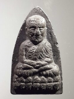 รหัสสินค้า หลวงปู่ทวด วัดต่างๆ 291 หลวงปู่ทวดวัดช้างให้ จังหวัดปัตตานี พิมพ์ตัวหนังสือนูน เนื้อว่านกากยายักษ์ ผสมผงใบลาน ไม่ทราบปีที่สร้าง พระรายการนี้ให้เช่าบูชาแล้ว