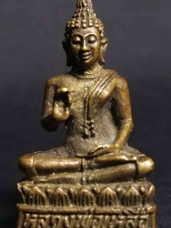 รหัสสินค้า ชลบุรี 017 รูปหล่อพระพุทธหลวงพ่อเหลือ ถ้ำเขาชะอางค์โอน ตำบลพลวงทอง อำเภอบ่อทอง จังหวัดชลบุรีหมายเลข 387 พระรายการนี้ให้เช่าบูชาแล้ว