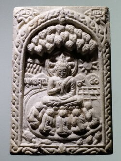 รหัสสินค้า อยุธยา 006 พระพุทธปางปฐมเทศนาเนื้อผง วัดมณฑลประสิทธิ์ จังหวัดอยุธยา รุ่นลอยฟ้า หลวงพ่อคูณ วัดบ้านไร่ ปลุกเสก สร้างปี 2542 พระรายการนี้คุณธิติจองเเล้ว