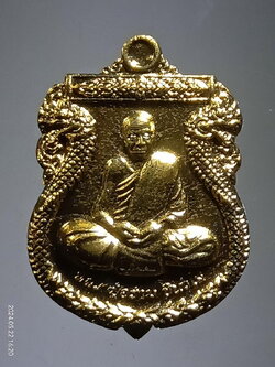 รหัสสินค้า พระมีกล่อง 3946 เหรียญเสมากะไหล่ทอง หลวงปู่อร่าม ชินวังโส วัดป่าถ้ำแกลบ อำเภอเมือง จังหวัดเลย สร้างปี 2559 ที่ระลึกอายุครบรอบ 90 ปี