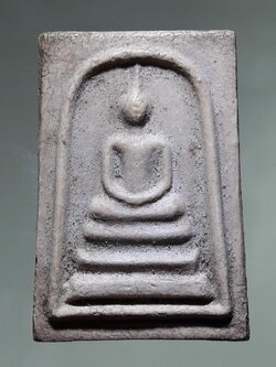 รหัสสินค้า พระสมเด็จ วัดต่างๆ 1314 พระสมเด็จเนื้อผง วัดไร่ขิง จังหวัดนครปฐม หลังยันต์ใบพัด ปี 2517 หลวงพ่อคูณ ร่วมปลุกเสก พระพิมพ์นี้ ให้สังเกตด้านหลัง เป็นพิมพ์ตัวเดียวกันกับ พิมพ์ด้านหน้าหลวงพ่อวัดไร่ขิง ซุ้มเถาวัลย์เลื้อย ที่อยู่ในหนังสือรวมวัตถุมงคลหล