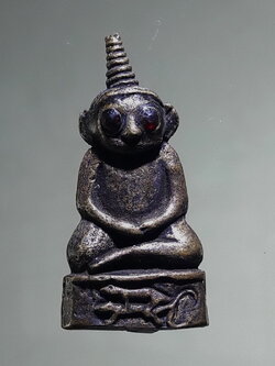 Antig FB 12751 รูปหล่อ ไอ้งั่งตาแดง ฐานจิ้งจกเสพสังวาส หลวงพ่อฤทธิ์ จ.บุรีรัมย์ สร้างปี 2542