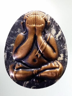 รหัสสินค้า พระมีกล่อง 113 พระปิดตามหาลาภ จัมโบ้ รุ่นร่ำรวยเงินทอง หลวงพ่อพัฒน์ วัดห้วยด้วน อำเภอหนองบัว จังหวัดนครสวรรค์ รุ่นอยู่เย็นเป็นสุข เนื้อก้นครก ฝังจีวร หน้ากากทองแดงซาติน หมายเลข ๔๓๗