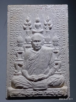 รหัสสินค้า พระเนื้อดิน เนื้อผง เนื้อว่าน 339 พระผงโต๊ะหมู่บูชา ฉายาทางพระ กตปุญโญ ไม่รู้หลวงพ่ออะไร ชื่อวัดด้านหลัง ก็อ่านไม่ออก เนื่องจากกดพิมพ์มาไม่ชัดครับ