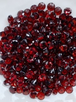 โกเมนกลม 3.0 มม. 5 กะรัต