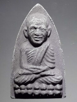 รหัสสินค้า หลวงปู่ทวด วัดต่างๆ 328 หลวงปู่ทวด วัดช้างให้ จังหวัดปัตตานี เนื้อว่าน พิมพ์เตารีด หลังตัวหนังสือนูน