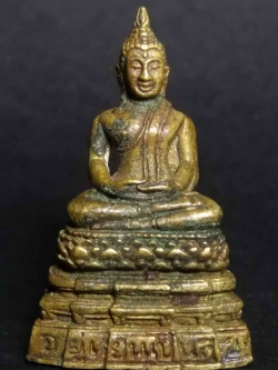 รหัสสินค้า พระกริ่ง พระหล่อ 019 รูปหล่ออุดกริ่ง พระพุทธปางสมาธิ เนื้อทองผสมไม่ทราบที่ ที่ฐานเขียนว่าอยู่เย็นเป็นสุข พระรายการนี้ให้เช่าบูชาแล้ว