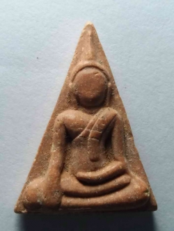 รหัสสินค้า พิษณุโลก 031 นางพญาเนื้อผง วัดธรรมจักร จังหวัดพิษณุโลก สร้างปี 2539 พระรายการนี้ให้เช่าบูชาแล้ว