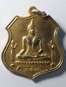 รหัสสินค้า อยุธยา 020 เหรียญกะไหล่ทองพระไตรยรัตนนายก วัดพนัญเชิง กรุงเก่า จังหวัดพระนครศรีอยุธยา รุ่นมหาเศรษฐี สร้างปี 2540 ตอกโค๊ต พระรายการนี้ให้เช่าบูชาแล้ว