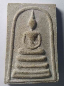 รหัสสินค้า กรุงเทพฯ 045 พระสมเด็จเนื้อผงหลังรูปเหมือน พระครูวิศิษฎ์สุทธิคุณ (หลวงพ่อจำรัส) วัดลาดพร้าวกรุงเทพมหานคร พระรายการนี้ให้เช่าบูชาแล้ว