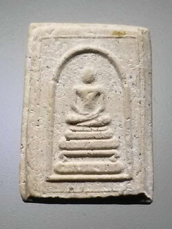 รหัสสินค้า พระสมเด็จวัดต่างๆ 990 พระสมเด็จพิมพ์คะแนน ฝังแร่มวลสาร และเพชรหน้าทั่ง ด้านหลังมีคำอักษรว่า ไทยรุ่ง และยันต์นะเฉลียวเพชร ไม่ทราบที่