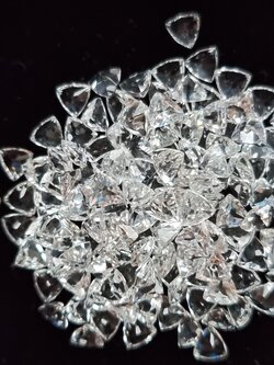 4×4mm. ไวท์โทปาสสามเหลี่ยม 5 กะรัต