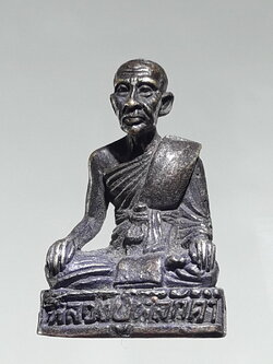 รหัสสินค้า พระกริ่ง พระหล่อ 820 รูปหล่อนั่งจับเข่าหลวงปู่หลักคำ วัดกลางเมืองเก่า จังหวัดชัยภูมิ เนื้อโลหะผสมหล่อตัน