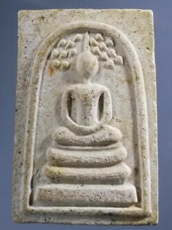 รหัสสินค้า พระสมเด็จ วัดต่างๆ 935 พระสมเด็จปรกโพธิ์ หลังตราสัญลักษณ์พระราชพิธีกาญจนาภิเษก ครองราชย์ 50 ปี ในหลวงรัชกาลที่ 9 สร้างปี 2539