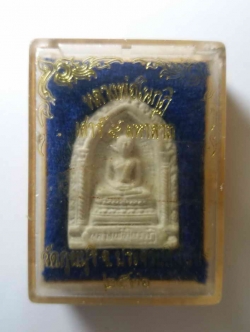 รหัสสินค้า พระมีกล่อง 011 หลวงพ่อในกุฏิเนื้อผง วัดกุยบุรี อำเภอกุยบุรี จังหวัดประจวบคีรีขันธ์ ปลุกเสก พิธีเสาร์ 5 ปี 36