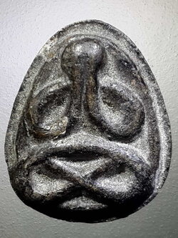 รหัสสินค้า พระปิดตา ทั่วไป 228 พระปิดตาเนื้อผงจุ่มรัก รุ่นสมโภชวัด 100 ปี วัดป่ากระพี้ จังหวัดอุตรดิตถ์