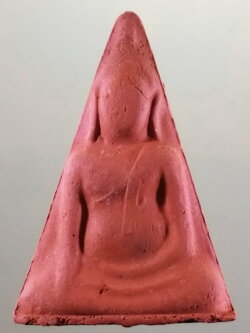 รหัสสินค้า พระมีกล่อง 3971 พระนางพญาเนื้อดินเผา รุ่นพระมาลาเบี่ยง จังหวัดพิษณุโลก สร้างปี 2538 ที่ระลึก หล่อพระปางลีลาศิลปะสมัยสุโขทัย สูง 9 ศอก 5 องค์