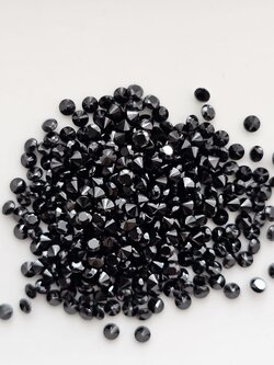 พลอยนิลกลมเจียรเหลี่ยม 2.2mm. 5 กะรัต