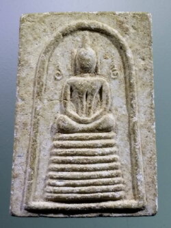 รหัสสินค้า พระสมเด็จ วัดต่างๆ 1062 พระสมเด็จเนื้อผง พิมพ์ข้างอุ หลังยันต์นะฤาชา วัดเมืองการุ้ง ที่ระลึกงานผูกพัทธสีมา ปี 2542