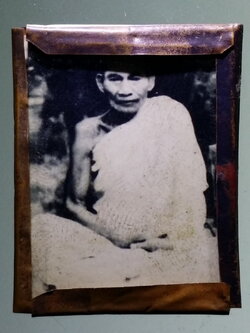 Antig LSD 026 ภาพถ่ายขาวดำ หลวงพ่อเคลือบ วัดหนองกระดี่ อ.ทัพทัน จ.อุทัยธานี ภาพเก่า หุ้มทองแดง ภาพคมชัด มีอายุครับ