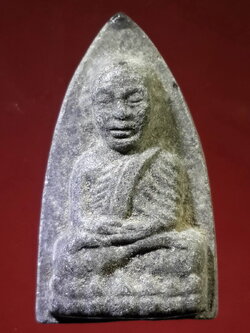 รหัสสินค้า หลวงปู่ทวด วัดต่างๆ 131 หลวงปู่ทวด วัดช้างให้ จ.ปัตตานี ไม่ทราบปีที่สร้าง เนื้อผงใบลาน พิมพ์เตารีดหัวแหลม