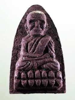 รหัสสินค้า พระมีกล่อง 3974 หลวงปู่ทวดเนื้อว่าน กกล.ทอ.ฉก.๙ จังหวัดปัตตานี สร้างปี 2557 พระสวยกล่องเดิม