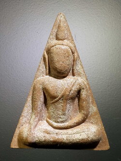 รหัสสินค้า พระไม่ทราบที่ 450 พระนางพญาเนื้อผง หลังยันต์นะโมพุทธัสสะ ไม่ทราบสำนัก