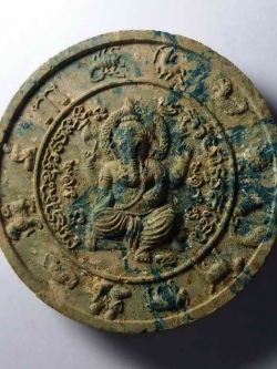 รหัสสินค้า พระไม่ทราบที่ 066 พระพิฆเณศวรเนื้อผงก้นครกหลังพญาราหู ฝังเม็ดพระธาตุ ไม่ทราบที่ พระรายการนี้ให้เช่าบูชาแล้ว