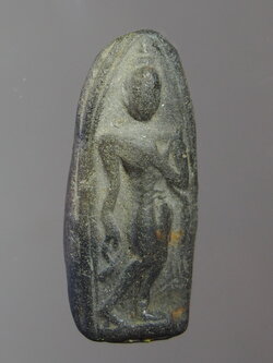 รหัสสินค้า พระกรุ 089 พระลีลาเนื้อดินเผา กรุลานดอกไม้ สุโขทัย ด้านหลังมุมบน มีรอยกระเทาะ นะครับ