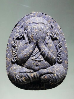 รหัสสินค้า พระมีกล่อง 311 พระปิดตากนกข้าง 100 ปี หลวงพ่อพัฒน์ ปุญญกาโม วัดห้วยด้วน ตำบลธารทหาร อำเภอหนองบัว จังหวัดนครสวรรค์ สร้างปี 2565 หมายเลข 740