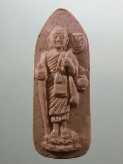 รหัสสินค้า พระมีกล่อง 4042 พระสิวลีเนื้อผง หลังยันต์ อะ อิ เรา กะ ลา โภ รายนามชื่อผู้สร้าง อยู่ที่หน้ากล่อง