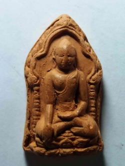 รหัสสินค้า พระไม่ทราบที่ 081 พระสามหอมเดี่ยว จังหวัดลำพูน พระองค์นี้น่าจะเป็นพระเกจิสร้างล้อพิมพ์พระกรุ ไม่ทราบที่ครับ