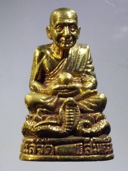 รหัสสินค้า พระมีกล่อง 3714 รูปหล่อหลวงปู่ทวด วัดช้างให้ จังหวัดปัตตานี ฐานงู มือถือลูกแก้วกายสิทธิ์ ปลุกเสกวัดเขาล้อ อำเภอท่าตะโก จังหวัดนครสวรรค์ จัดสร้างปี 2552 หลวงพ่อพันธ์ สุมโน ปลุกเสก