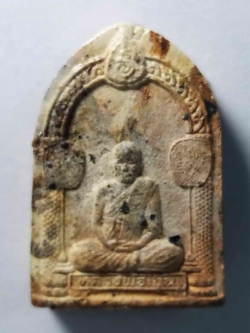 รหัสสินค้า พระไม่ทราบที่ 083 หลวงพ่อเงิน วัดบางคลาน จังหวัดพิจิตร ด้านหลังเป็นรูปเหมือนหลวงพ่อ แต่ชื่ออ่านไม่ออกเป็นเนื้อกระเบื้องเคลือบศิลาดล ไม่ทราบที่