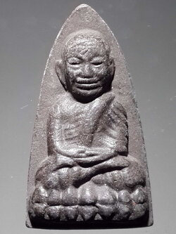 รหัสสินค้า หลวงปู่ทวด วัดต่างๆ 337 หลวงปู่ทวด วัดช้างให้ จังหวัดปัตตานี เนื้อว่าน พิมพ์เตารีด หลังตัวหนังสือนูน